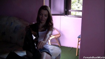 Который изредка помещает за щеку