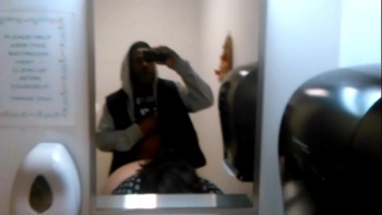 Шлюха трахется в подьезде с мужиками дома