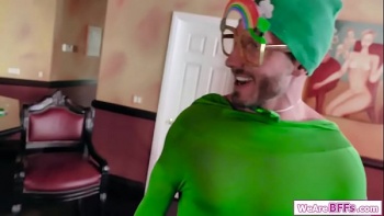 Порно парень ласкает член