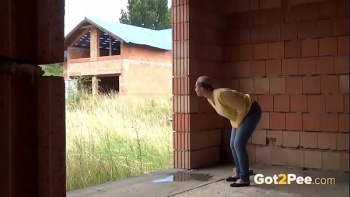 Когда присаживается на корточки