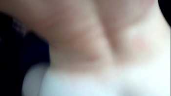 Краля сочной попкой легла на спину