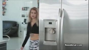 Он стал тискать ее за подтянутую попку