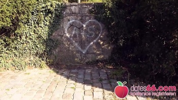 Красиво трахают милфу в два члена