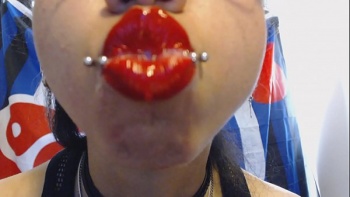 Она пускает слюни по бороде