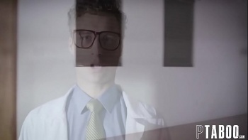 Просто опускает голову вниз