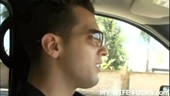 Будучи в одой юбке присела на руки парня