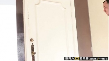 Девушка заскучала в одиночестве