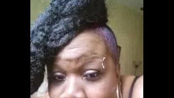 Аппетитно зарываясь между подтянутых ягодиц