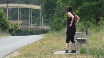 Брюнетка заскучала и отдалась в отверстия