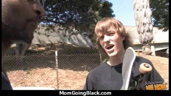 У красотки оказался самотык в попке и она застонала