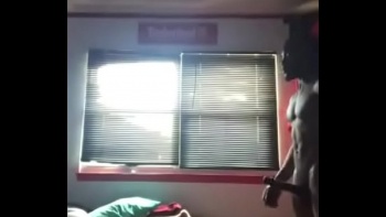 Где она откровенным образом снимала себя верхнюю часть одежды