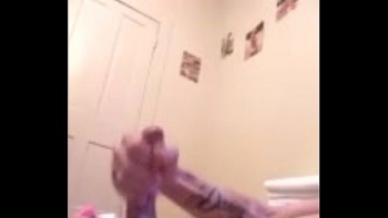 Телочка с приятной улыбкой выгнула спинку