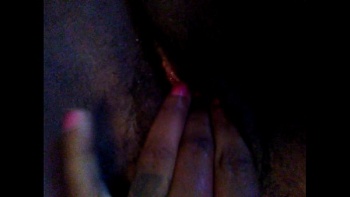 Бабенка ласкает свои титьки руками