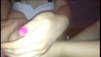 Парень насаживает шмару на свой длинный конец