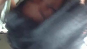 Парень достает член и дает его отсосать малышке