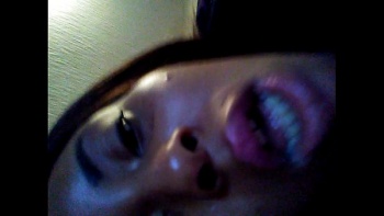 Девушка гладит письку пальцами и радуется