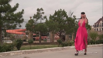 Голые мужчины среди одетых женщин