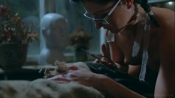 Как только бабенка в очках обратила внимание на парня