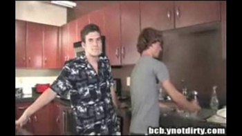 Девушка с большими глазами склонилась над своим партнером