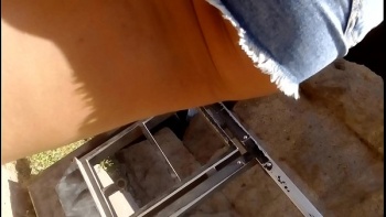 Старательно запихивает его во влагалище партнерши