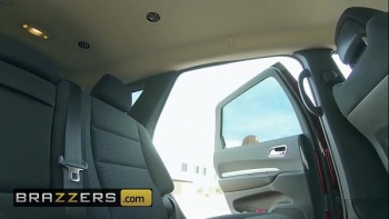 Дамочка с большой попой встала раком