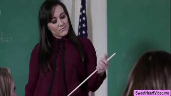 Показала в школе