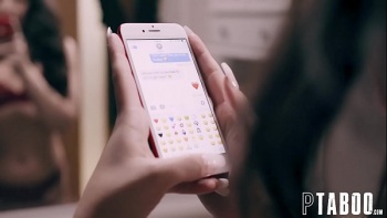 Начинает возбуждать себя сисек