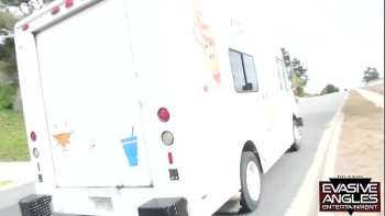 Кричит диким криком от Большова члена