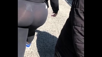 Крашеная телочка ходит со своим оператором по улицам и высматривает что то интересное