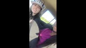 Пытается утащить из машин что нибудь ценное