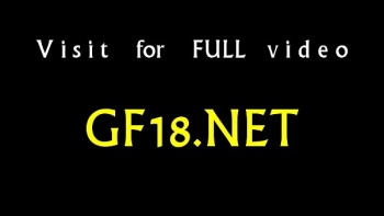 Девушка с длинными ножками раздвигает свою киску руками