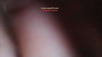 Еще придерживает рукой