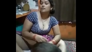 Показывают сиськи разных размеров в ночном клубе