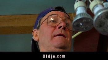 Смачные молодухи трепали член парню и радовались