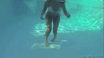 Сразу же уселась сверху на торчащий кол