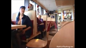 Девушка реально засвечивает сиськи